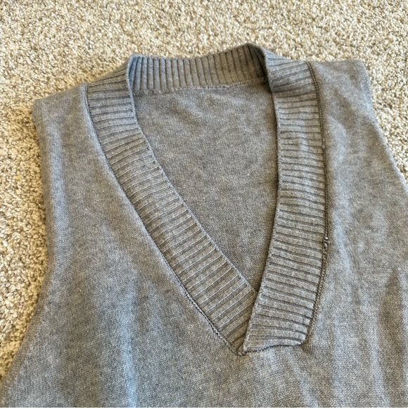 Chunky Grey Sweater Vest - Picture 2 of 4